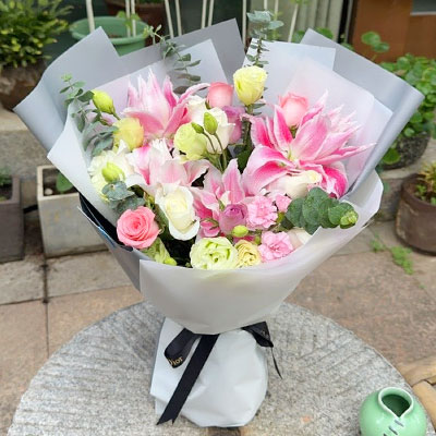 伊犁9朵玫瑰混搭百合,爱恋纯真无邪